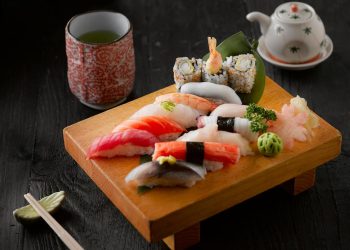 Die Geschichte und Kunst des Sushi: Eine kulinarische Reise durch Japan