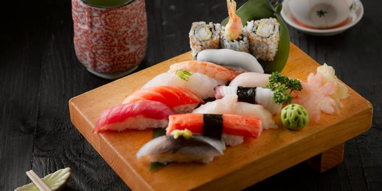 Die Geschichte und Kunst des Sushi: Eine kulinarische Reise durch Japan