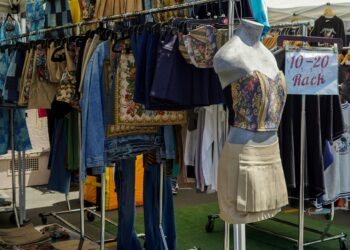 In dieser Woche präsentieren wir in unserem Newsletter eine Auswahl an Modeausstellungen, die Sie unbedingt sehen sollten. Von Barbie über Naomi bis hin zu Paolo Roversi – erleben Sie die Magie dessen, was wir tragen, hautnah in Museen und Galerien