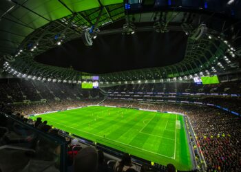 Nottingham Forest wurde wegen Verstößen gegen die finanziellen Regeln der Premier League um vier Punkte abgezogen, was sie in die Abstiegszone und einen Punkt vom letzten sicheren Platz entfernt.