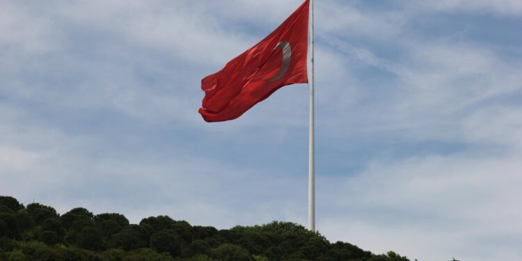 Erkunden Sie den atemberaubenden Luxuszug Japans mit einem traditionellen Teeraum an Bord