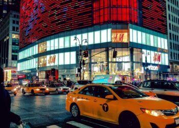 H&M kündigt neue Designer-Kollaboration mit Rokh an