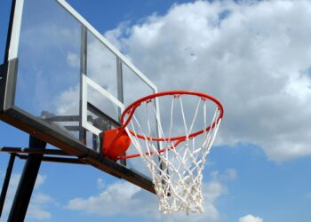 Bronny James debütiert trotz Herzstillstand: Dankbarkeit und Niederlage im USC-Spiel