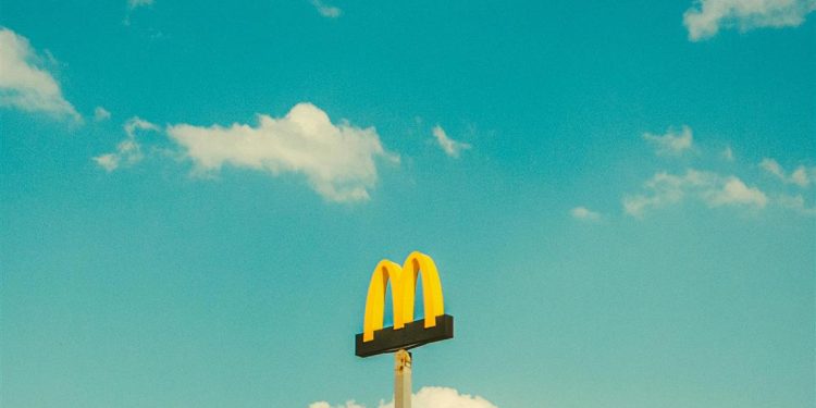 McDonald’s entschuldigt sich nach IT-Ausfall, der weltweit Restaurants schließt, schließt jedoch einen Cyberangriff aus