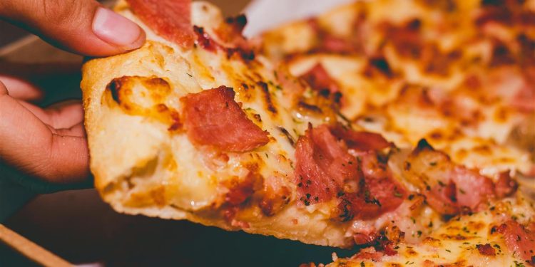 Pizza Hut und Yeastie Boys arbeiten gemeinsam an aufregenden New Yorker Pizza Bagels zusammen – Erfahren Sie, wie Sie Ihren kostenlos erhalten können!