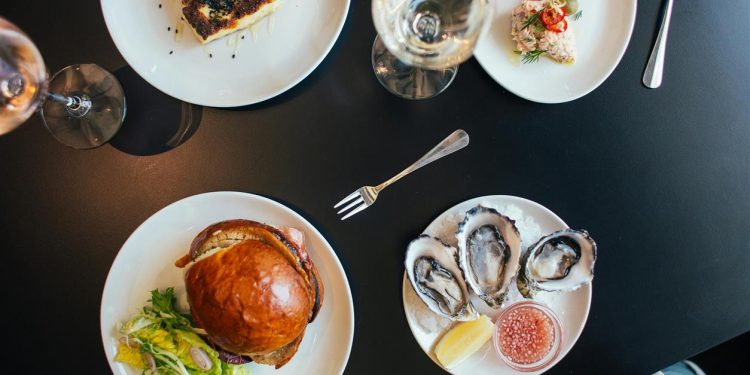 8 Must-Try Burger-Lokale auf der ganzen Welt: Eine kulinarische Reise