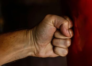 Begehrtes Stück Boxgeschichte: Geteilter Boxhandschuh von Muhammad Ali bei Henry Cooper Kampf zur Versteigerung